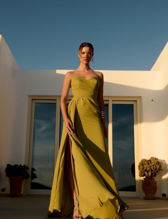Olive strapless maxi φόρεμα από μουσελίνα, με μπροστινό σκίσιμο, δέσιμο με κορδόνια στην πλάτη και μπούστο με σούρες For You Fashion 