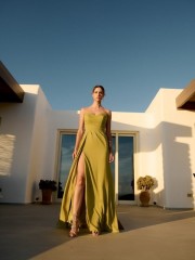 Olive strapless maxi φόρεμα από μουσελίνα, με μπροστινό σκίσιμο, δέσιμο με κορδόνια στην πλάτη και μπούστο με σούρες For You Fashion 