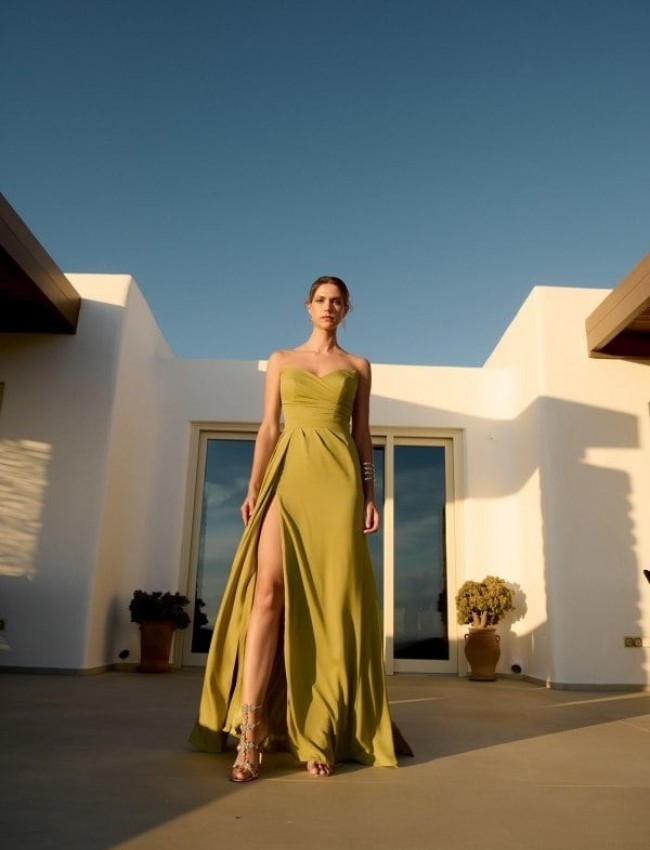 Olive strapless maxi φόρεμα από μουσελίνα, με μπροστινό σκίσιμο, δέσιμο με κορδόνια στην πλάτη και μπούστο με σούρες For You Fashion 