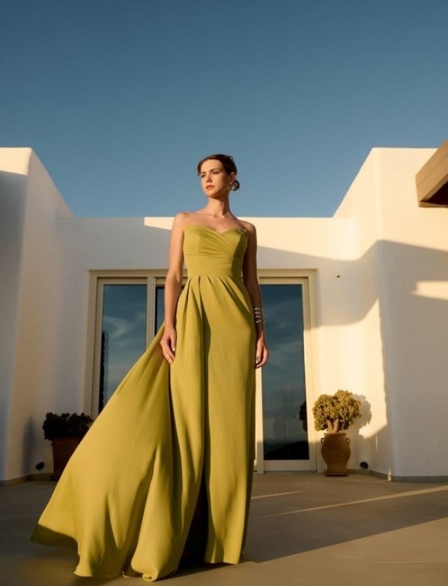 Olive strapless maxi φόρεμα από μουσελίνα, με μπροστινό σκίσιμο, δέσιμο με κορδόνια στην πλάτη και μπούστο με σούρες For You Fashion 