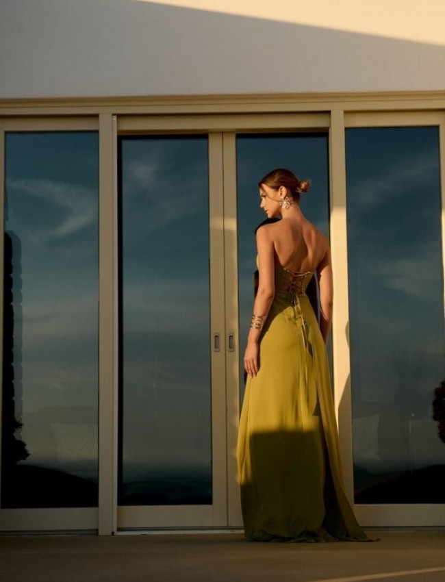 Olive strapless maxi φόρεμα από μουσελίνα, με μπροστινό σκίσιμο, δέσιμο με κορδόνια στην πλάτη και μπούστο με σούρες For You Fashion 