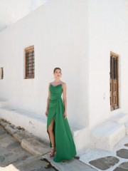 Πράσινο αμάνικο κρεπ-σατέν maxi φόρεμα, με χρυσή αλυσίδα τιράντες, πιέτες στο μπούστο, ανάποδο κρουαζέ άνοιγμα στο κάτω μέρος και διακοσμητικό ύφασμα από πάνω  For you fashion 