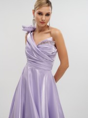 Λιλά strapless maxi ταφταδένιο φόρεμα σε κλος γραμμή, με μη αποσπώμενο λουλούδι και πούπουλα στον έναν ώμο, strass στο μπούστο και κλείσιμο με κρυφό φερμουάρ πίσω For you fashion