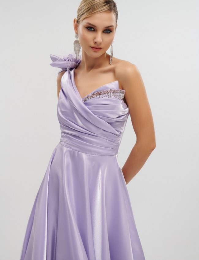 Λιλά strapless maxi ταφταδένιο φόρεμα σε κλος γραμμή, με μη αποσπώμενο λουλούδι και πούπουλα στον έναν ώμο, strass στο μπούστο και κλείσιμο με κρυφό φερμουάρ πίσω For you fashion