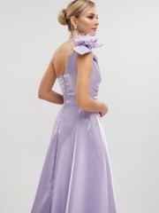 Λιλά strapless maxi ταφταδένιο φόρεμα σε κλος γραμμή, με μη αποσπώμενο λουλούδι και πούπουλα στον έναν ώμο, strass στο μπούστο και κλείσιμο με κρυφό φερμουάρ πίσω For you fashion