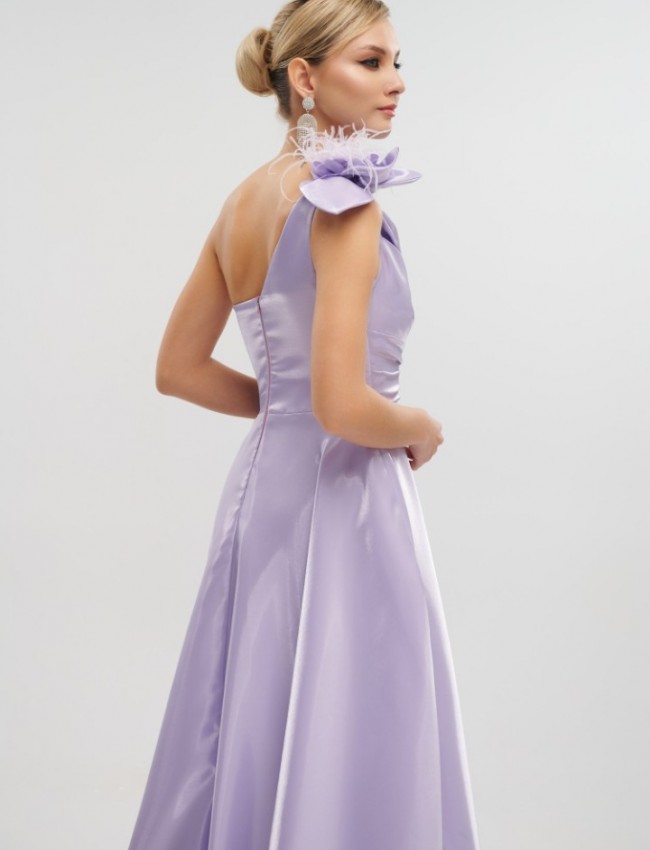 Λιλά strapless maxi ταφταδένιο φόρεμα σε κλος γραμμή, με μη αποσπώμενο λουλούδι και πούπουλα στον έναν ώμο, strass στο μπούστο και κλείσιμο με κρυφό φερμουάρ πίσω For you fashion