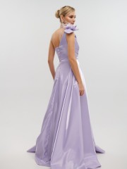 Λιλά strapless maxi ταφταδένιο φόρεμα σε κλος γραμμή, με μη αποσπώμενο λουλούδι και πούπουλα στον έναν ώμο, strass στο μπούστο και κλείσιμο με κρυφό φερμουάρ πίσω For you fashion