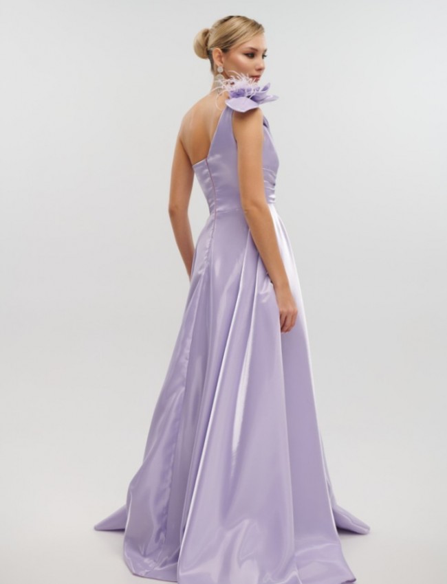 Λιλά strapless maxi ταφταδένιο φόρεμα σε κλος γραμμή, με μη αποσπώμενο λουλούδι και πούπουλα στον έναν ώμο, strass στο μπούστο και κλείσιμο με κρυφό φερμουάρ πίσω For you fashion