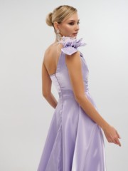 Λιλά strapless maxi ταφταδένιο φόρεμα σε κλος γραμμή, με μη αποσπώμενο λουλούδι και πούπουλα στον έναν ώμο, strass στο μπούστο και κλείσιμο με κρυφό φερμουάρ πίσω For you fashion