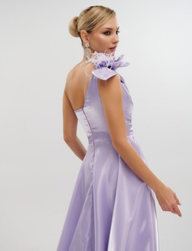 Λιλά strapless maxi ταφταδένιο φόρεμα σε κλος γραμμή, με μη αποσπώμενο λουλούδι και πούπουλα στον έναν ώμο, strass στο μπούστο και κλείσιμο με κρυφό φερμουάρ πίσω For you fashion