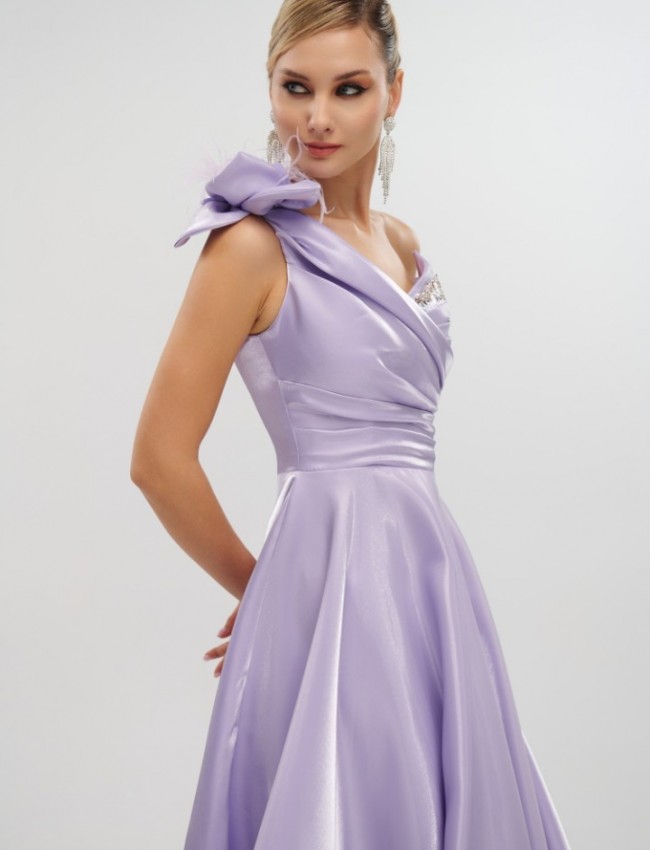 Λιλά strapless maxi ταφταδένιο φόρεμα σε κλος γραμμή, με μη αποσπώμενο λουλούδι και πούπουλα στον έναν ώμο, strass στο μπούστο και κλείσιμο με κρυφό φερμουάρ πίσω For you fashion