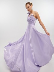 Λιλά strapless maxi ταφταδένιο φόρεμα σε κλος γραμμή, με μη αποσπώμενο λουλούδι και πούπουλα στον έναν ώμο, strass στο μπούστο και κλείσιμο με κρυφό φερμουάρ πίσω For you fashion