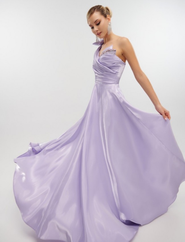 Λιλά strapless maxi ταφταδένιο φόρεμα σε κλος γραμμή, με μη αποσπώμενο λουλούδι και πούπουλα στον έναν ώμο, strass στο μπούστο και κλείσιμο με κρυφό φερμουάρ πίσω For you fashion