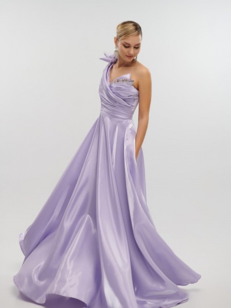 Λιλά strapless maxi ταφταδένιο φόρεμα σε κλος γραμμή, με μη αποσπώμενο λουλούδι και πούπουλα στον έναν ώμο, strass στο μπούστο και κλείσιμο με κρυφό φερμουάρ πίσω For you fashion