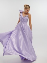 Λιλά strapless maxi ταφταδένιο φόρεμα σε κλος γραμμή, με μη αποσπώμενο λουλούδι και πούπουλα στον έναν ώμο, strass στο μπούστο και κλείσιμο με κρυφό φερμουάρ πίσω For you fashion