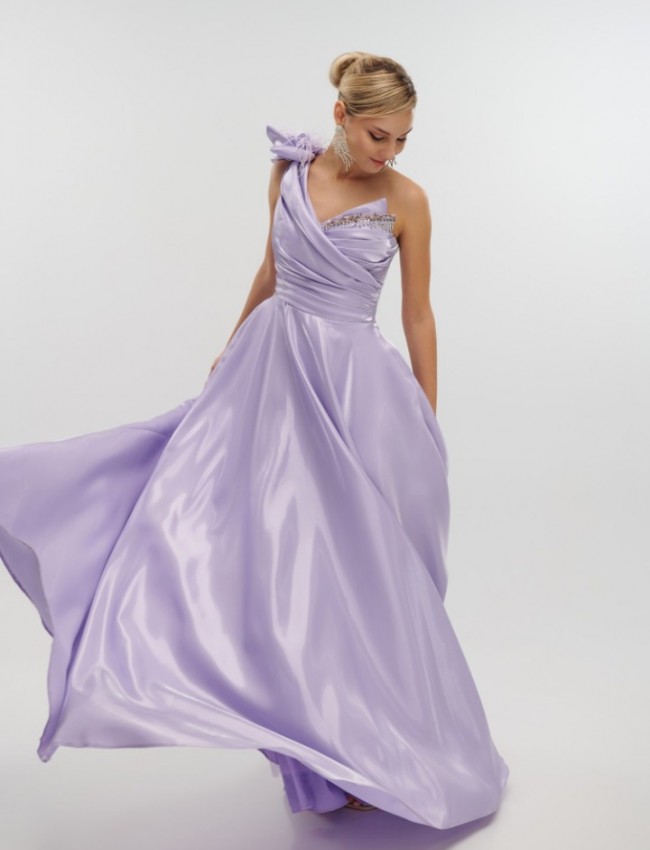 Λιλά strapless maxi ταφταδένιο φόρεμα σε κλος γραμμή, με μη αποσπώμενο λουλούδι και πούπουλα στον έναν ώμο, strass στο μπούστο και κλείσιμο με κρυφό φερμουάρ πίσω For you fashion