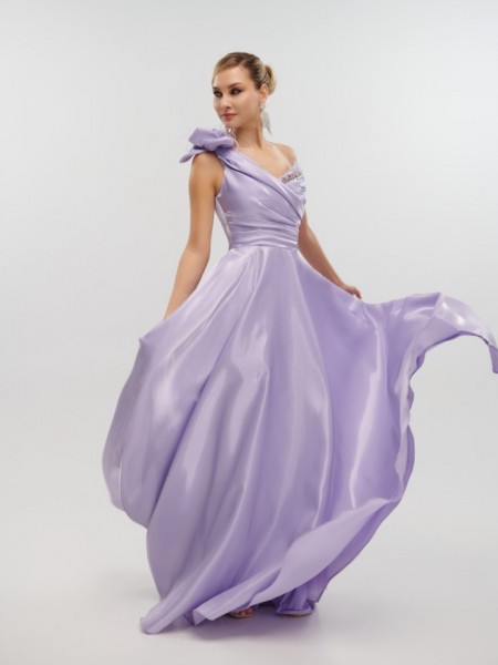 Λιλά strapless maxi ταφταδένιο φόρεμα σε κλος γραμμή, με μη αποσπώμενο λουλούδι και πούπουλα στον έναν ώμο, strass στο μπούστο και κλείσιμο με κρυφό φερμουάρ πίσω For you fashion