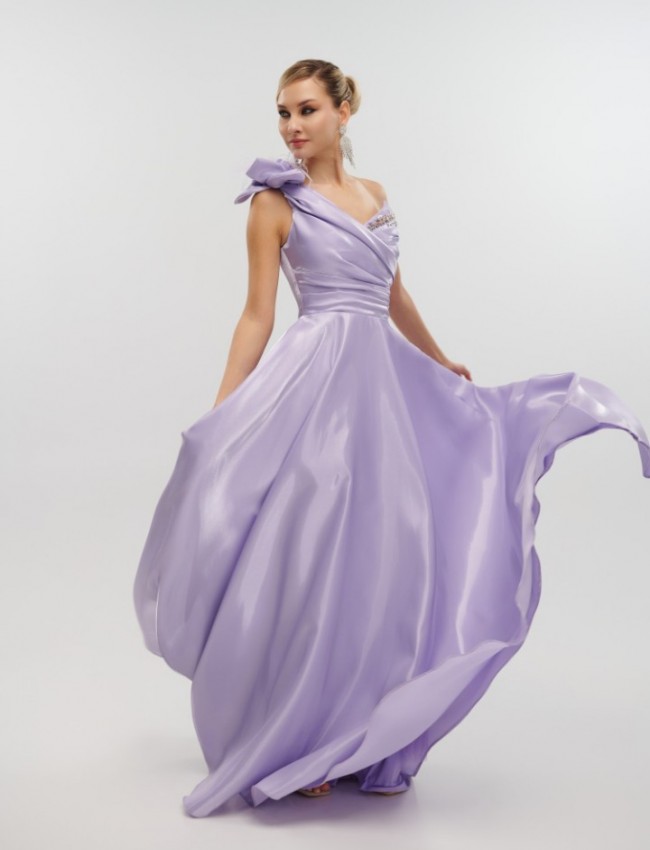 Λιλά strapless maxi ταφταδένιο φόρεμα σε κλος γραμμή, με μη αποσπώμενο λουλούδι και πούπουλα στον έναν ώμο, strass στο μπούστο και κλείσιμο με κρυφό φερμουάρ πίσω For you fashion