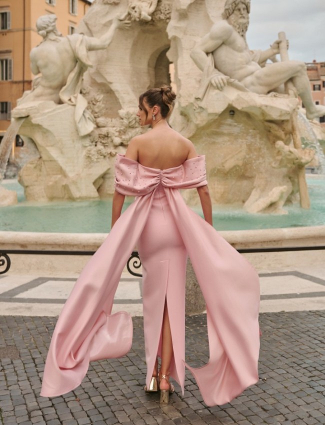 Ροζ strapless maxi κρεπ ελαστικό φόρεμα σε ίσια γραμμή, με έξω ώμους, ταφταδένιους φιόγκους μανίκια και αποσπώμενη ούρα πίσω For you fashion