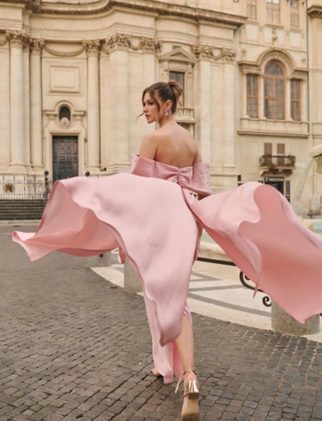 Ροζ strapless maxi κρεπ ελαστικό φόρεμα σε ίσια γραμμή, με έξω ώμους, ταφταδένιους φιόγκους μανίκια και αποσπώμενη ούρα πίσω For you fashion