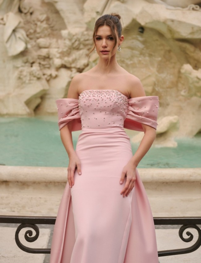 Ροζ strapless maxi κρεπ ελαστικό φόρεμα σε ίσια γραμμή, με έξω ώμους, ταφταδένιους φιόγκους μανίκια και αποσπώμενη ούρα πίσω For you fashion