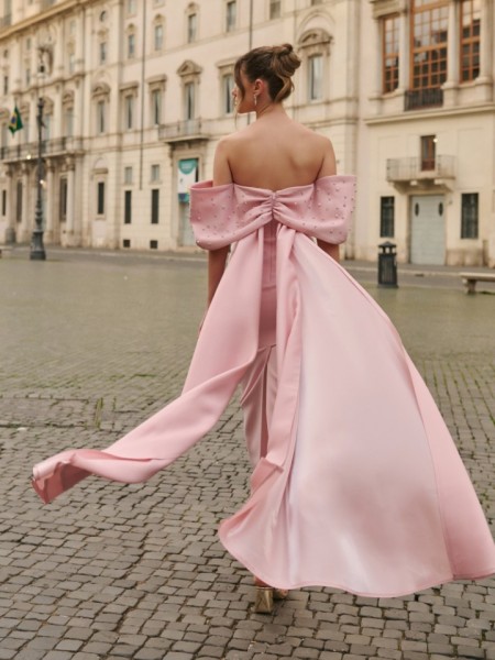 Ροζ strapless maxi κρεπ ελαστικό φόρεμα σε ίσια γραμμή, με έξω ώμους, ταφταδένιους φιόγκους μανίκια και αποσπώμενη ούρα πίσω For you fashion