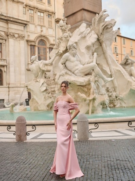 Ροζ strapless maxi κρεπ ελαστικό φόρεμα σε ίσια γραμμή, με έξω ώμους, ταφταδένιους φιόγκους μανίκια και αποσπώμενη ούρα πίσω For you fashion