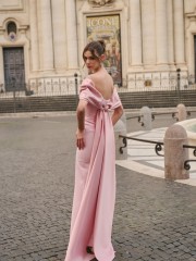Ροζ strapless maxi κρεπ ελαστικό φόρεμα σε ίσια γραμμή, με έξω ώμους, ταφταδένιους φιόγκους μανίκια και αποσπώμενη ούρα πίσω For you fashion