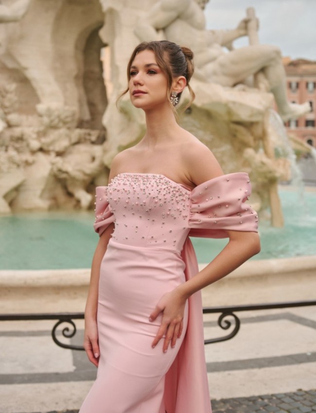Ροζ strapless maxi κρεπ ελαστικό φόρεμα σε ίσια γραμμή, με έξω ώμους, ταφταδένιους φιόγκους μανίκια και αποσπώμενη ούρα πίσω For you fashion