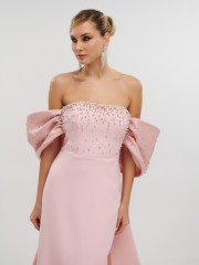 Ροζ strapless maxi κρεπ ελαστικό φόρεμα σε ίσια γραμμή, με έξω ώμους, ταφταδένιους φιόγκους μανίκια και αποσπώμενη ούρα πίσω For you fashion