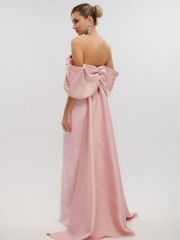 Ροζ strapless maxi κρεπ ελαστικό φόρεμα σε ίσια γραμμή, με έξω ώμους, ταφταδένιους φιόγκους μανίκια και αποσπώμενη ούρα πίσω For you fashion