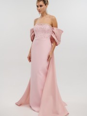 Ροζ strapless maxi κρεπ ελαστικό φόρεμα σε ίσια γραμμή, με έξω ώμους, ταφταδένιους φιόγκους μανίκια και αποσπώμενη ούρα πίσω For you fashion