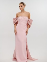 Ροζ strapless maxi κρεπ ελαστικό φόρεμα σε ίσια γραμμή, με έξω ώμους, ταφταδένιους φιόγκους μανίκια και αποσπώμενη ούρα πίσω For you fashion