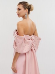 Ροζ strapless maxi κρεπ ελαστικό φόρεμα σε ίσια γραμμή, με έξω ώμους, ταφταδένιους φιόγκους μανίκια και αποσπώμενη ούρα πίσω For you fashion