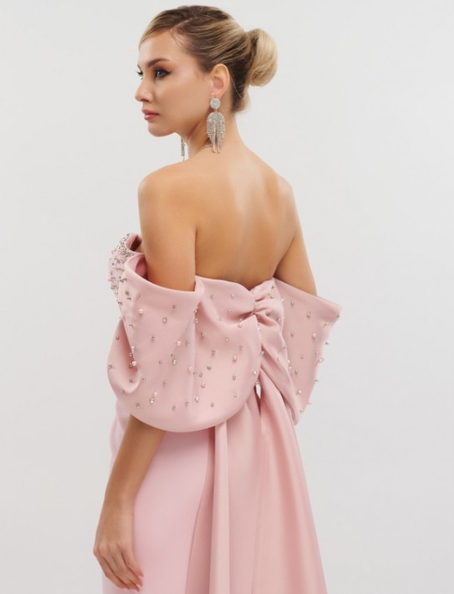 Ροζ strapless maxi κρεπ ελαστικό φόρεμα σε ίσια γραμμή, με έξω ώμους, ταφταδένιους φιόγκους μανίκια και αποσπώμενη ούρα πίσω For you fashion