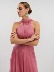 Old pink αμάνικο maxi φόρεμα με glitter, σε κλος γραμμή, με κλειστή στρογγυλή λαιμόκοψη, παρτούς ώμους και κλείσιμο με φερμουάρ και φιόγκο ψηλά στην πλάτη For you fashion