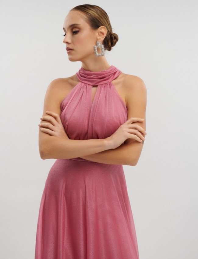 Old pink αμάνικο maxi φόρεμα με glitter, σε κλος γραμμή, με κλειστή στρογγυλή λαιμόκοψη, παρτούς ώμους και κλείσιμο με φερμουάρ και φιόγκο ψηλά στην πλάτη For you fashion