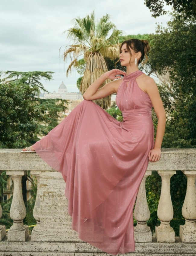 Old pink αμάνικο maxi φόρεμα με glitter, σε κλος γραμμή, με κλειστή στρογγυλή λαιμόκοψη, παρτούς ώμους και κλείσιμο με φερμουάρ και φιόγκο ψηλά στην πλάτη For you fashion