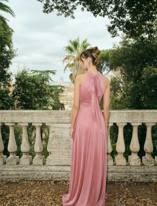 Old pink αμάνικο maxi φόρεμα με glitter, σε κλος γραμμή, με κλειστή στρογγυλή λαιμόκοψη, παρτούς ώμους και κλείσιμο με φερμουάρ και φιόγκο ψηλά στην πλάτη For you fashion