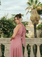 Old pink αμάνικο maxi φόρεμα με glitter, σε κλος γραμμή, με κλειστή στρογγυλή λαιμόκοψη, παρτούς ώμους και κλείσιμο με φερμουάρ και φιόγκο ψηλά στην πλάτη For you fashion