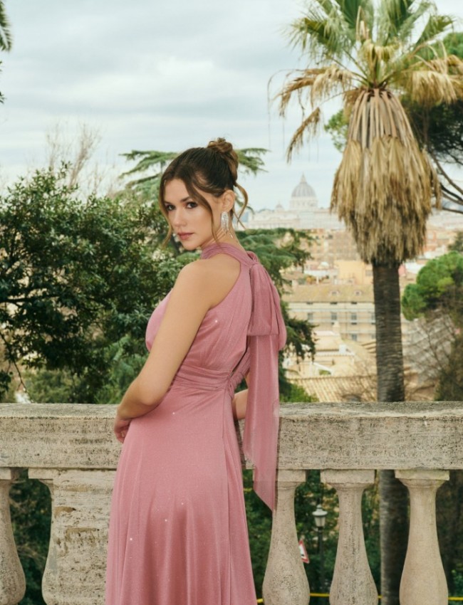 Old pink αμάνικο maxi φόρεμα με glitter, σε κλος γραμμή, με κλειστή στρογγυλή λαιμόκοψη, παρτούς ώμους και κλείσιμο με φερμουάρ και φιόγκο ψηλά στην πλάτη For you fashion