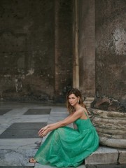 Apple green αμάνικο midi φόρεμα από glitter τούλι με πιέτες, μπούστο–κορσές, αποσπώμενες τιράντες και κλείσιμο με κορδόνια στην πλάτη for you fashion