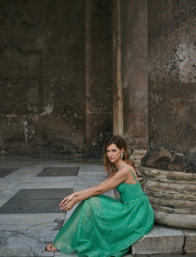 Apple green αμάνικο midi φόρεμα από glitter τούλι με πιέτες, μπούστο–κορσές, αποσπώμενες τιράντες και κλείσιμο με κορδόνια στην πλάτη for you fashion