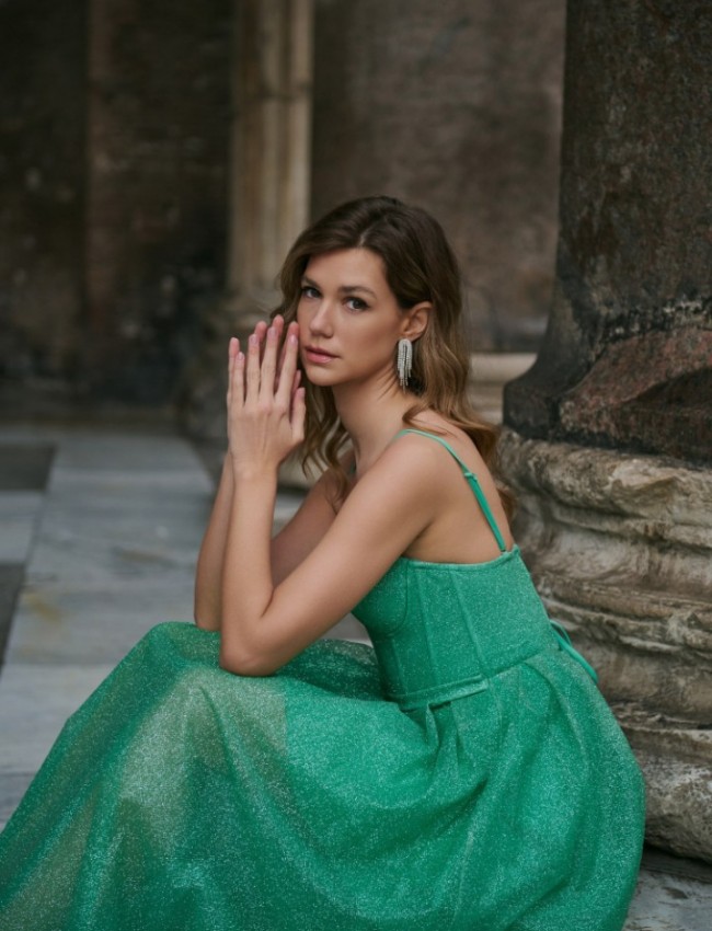 Apple green αμάνικο midi φόρεμα από glitter τούλι με πιέτες, μπούστο–κορσές, αποσπώμενες τιράντες και κλείσιμο με κορδόνια στην πλάτη for you fashion
