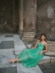 Apple green αμάνικο midi φόρεμα από glitter τούλι με πιέτες, μπούστο–κορσές, αποσπώμενες τιράντες και κλείσιμο με κορδόνια στην πλάτη for you fashion