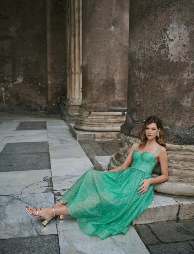 Apple green αμάνικο midi φόρεμα από glitter τούλι με πιέτες, μπούστο–κορσές, αποσπώμενες τιράντες και κλείσιμο με κορδόνια στην πλάτη for you fashion