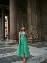 Apple green αμάνικο midi φόρεμα από glitter τούλι με πιέτες, μπούστο–κορσές, αποσπώμενες τιράντες και κλείσιμο με κορδόνια στην πλάτη for you fashion