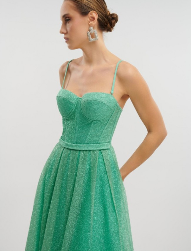 Apple green αμάνικο midi φόρεμα από glitter τούλι με πιέτες, μπούστο–κορσές, αποσπώμενες τιράντες και κλείσιμο με κορδόνια στην πλάτη for you fashion