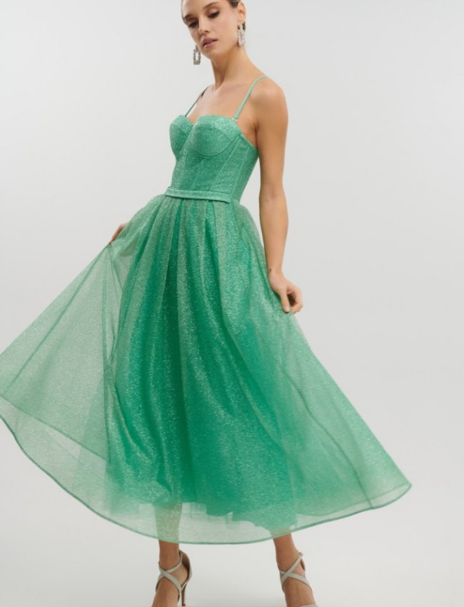 Apple green αμάνικο midi φόρεμα από glitter τούλι με πιέτες, μπούστο–κορσές, αποσπώμενες τιράντες και κλείσιμο με κορδόνια στην πλάτη for you fashion