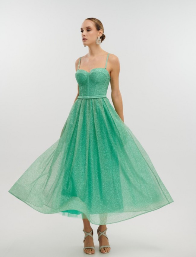 Apple green αμάνικο midi φόρεμα από glitter τούλι με πιέτες, μπούστο–κορσές, αποσπώμενες τιράντες και κλείσιμο με κορδόνια στην πλάτη for you fashion